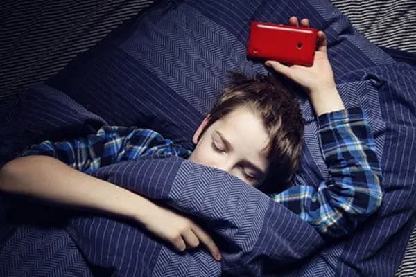 Jak telefon komórkowy wpływa na rozwój dziecka – skutki i praktyczne porady dla rodziców Jak telefon komórkowy wpływa na rozwój dziecka – skutki i praktyczne porady dla rodziców